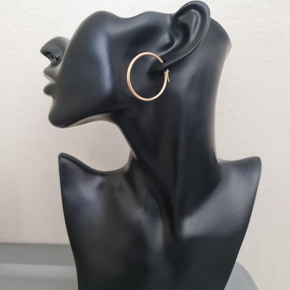 Gold hoop earring - Picture 15 of 16